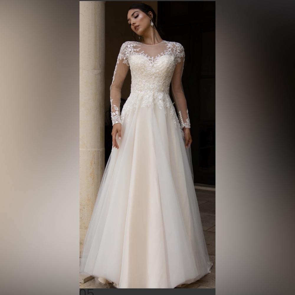 Elegant Ivory Long Sleeve Lace Bridal Gown.  Size 14.  P809